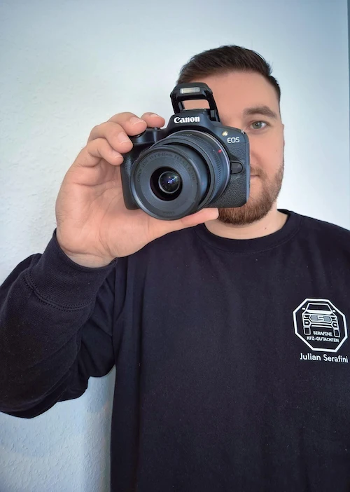 Julian Serafini mit Kamera bei der Fahrzeugdokumentation