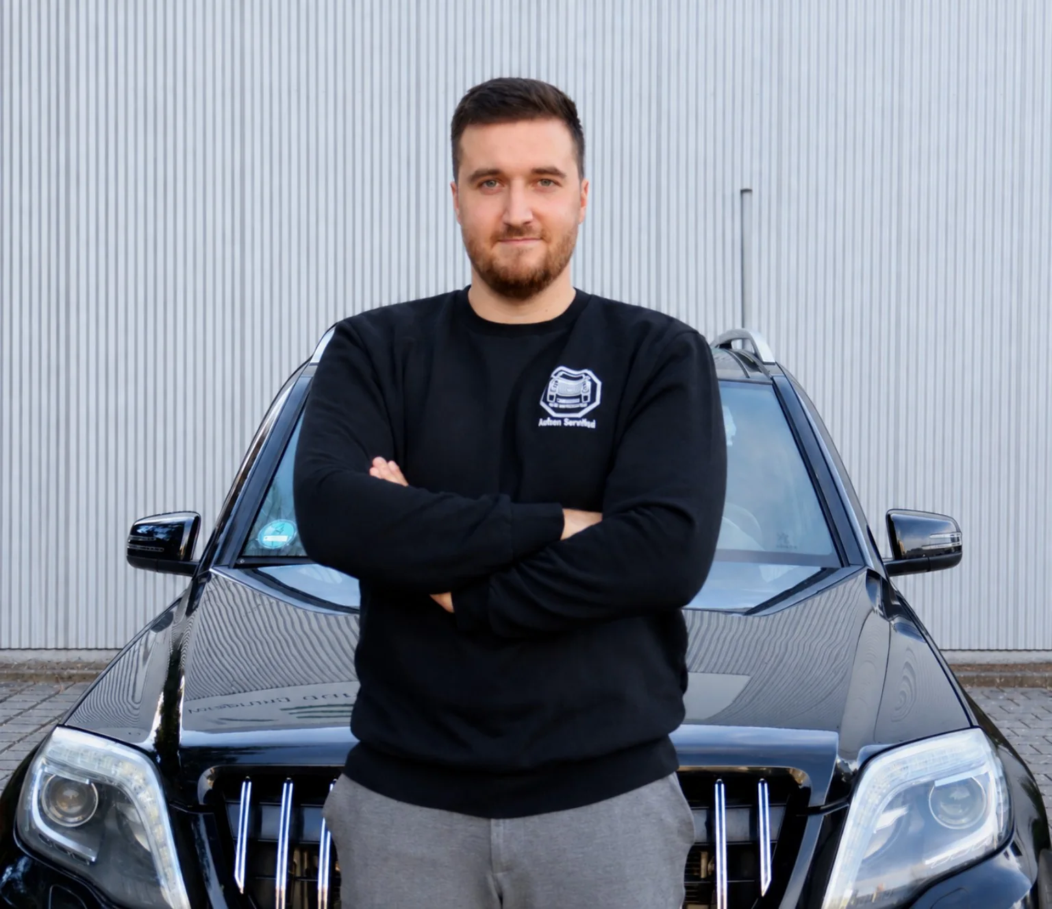 Julian Serafini, unabhängiger Kfz-Sachverständiger, vor einem begutachteten Fahrzeug