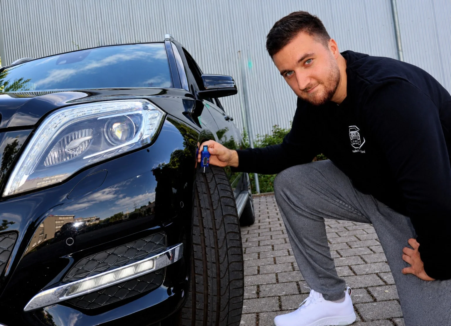Julian Serafini vor einem Fahrzeug bei einer persönlichen Begutachtung