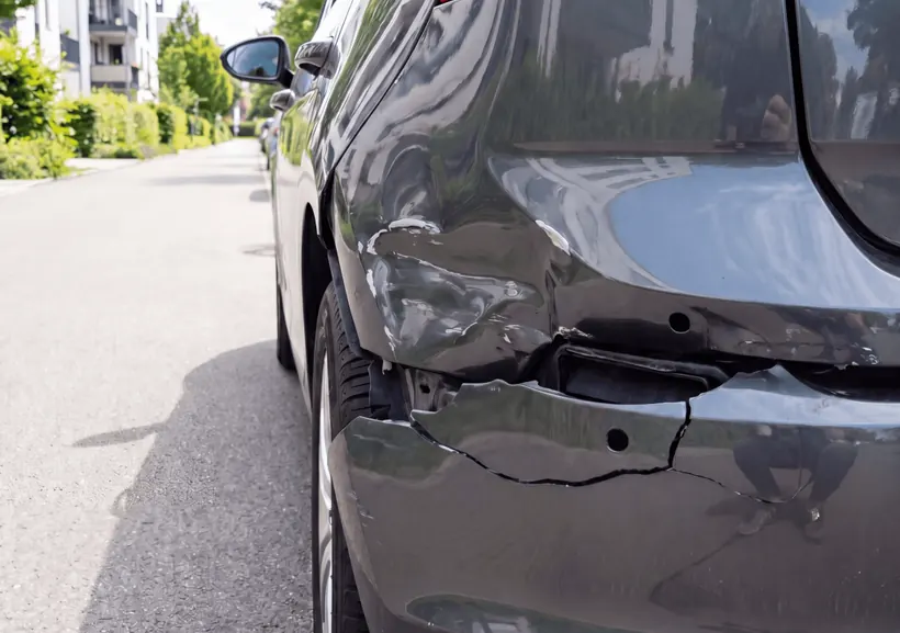Beschädigtes Fahrzeugheck nach einem Auffahrunfall