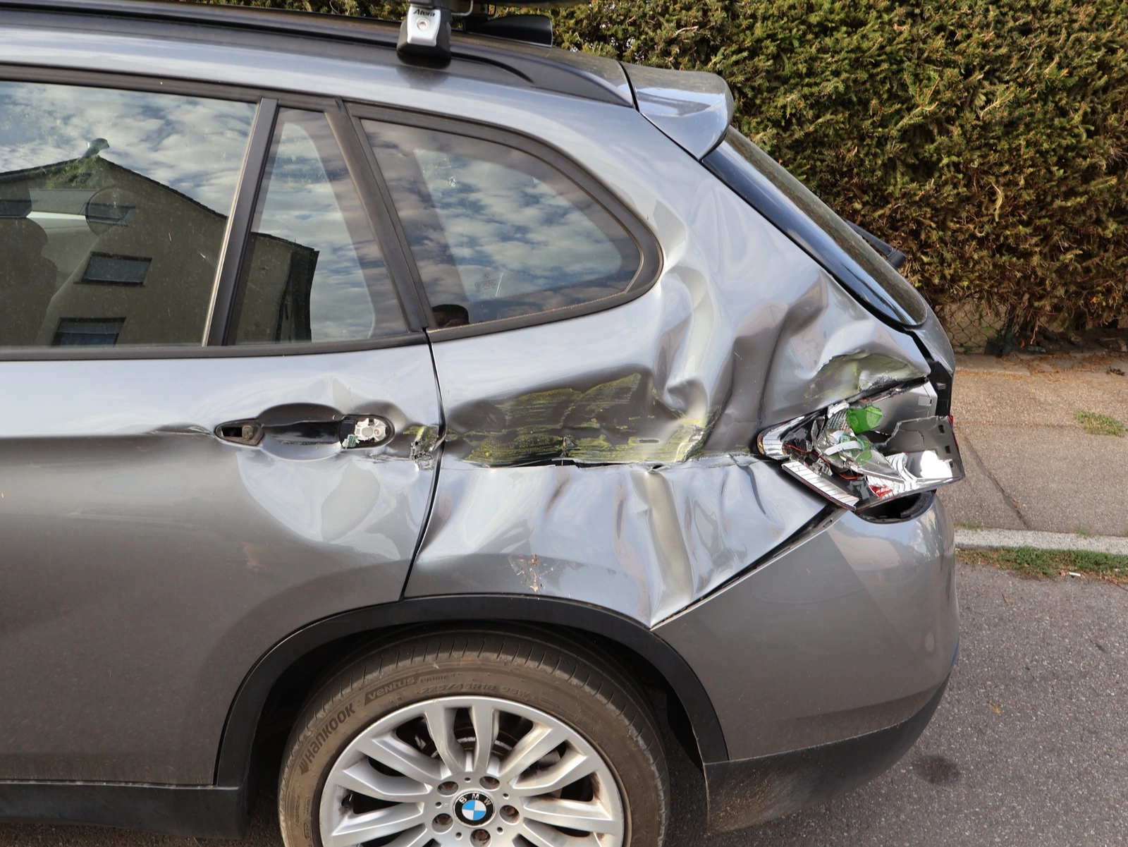 Deutlicher Seitenschaden an einem grauen BMW nach einer Kollision