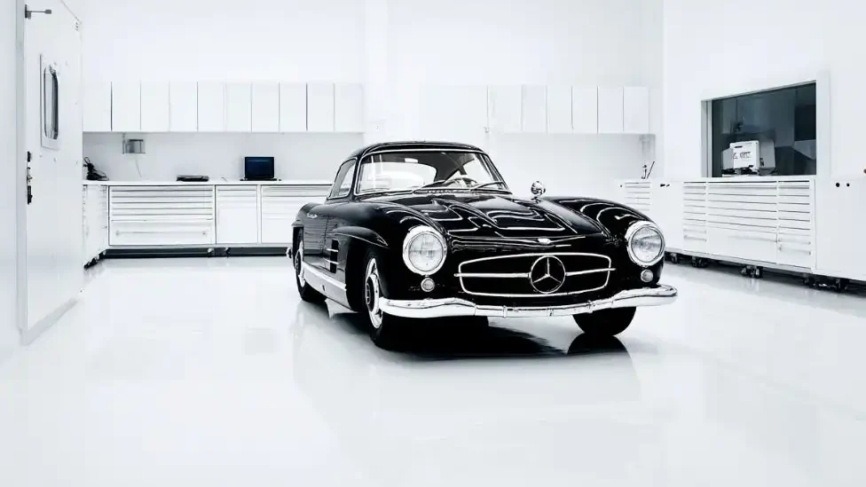 schwarzer Mercedes Oldtimer in heller Werkstatt